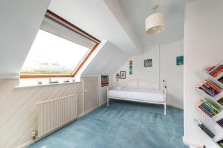 Spacious 5BR Home in Redditch - Headless Cross - 2