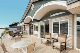Waterfront condo -shop-beach-bike-boat-pool-chill - 3