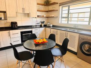 The Exec Home Self Catering Villa - Gaborone - 7