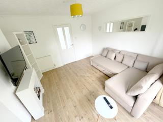House number 8 sleeps up to 6 People with Smart TVs in Every Room - 4