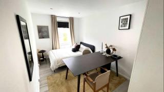 Modern Apartment - By The Lakes - 3