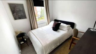 Modern Apartment - By The Lakes - 1