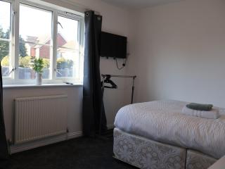 2 Bed House with Private Parking - Leavesden Green - 2