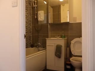 2 Bed House with Private Parking - Leavesden Green - 8