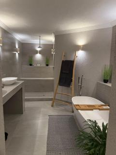 Bambuu Lakeside Lodge - 1