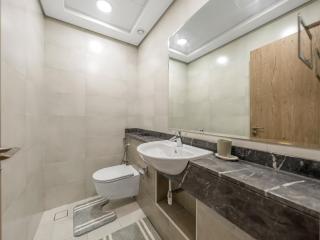 Modern 1BR Near Burj Khalifa with Rooftop Pool, City & Canal Views, Free Parking - 9