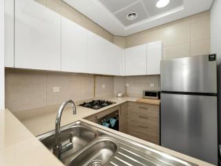 Modern 1BR Near Burj Khalifa with Rooftop Pool, City & Canal Views, Free Parking - 8