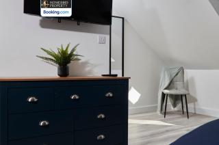 Spacious 4BDR House By Homebird Property Management Short Lets & Serviced Accommodation Leeds With Private Parking & Garden - 7
