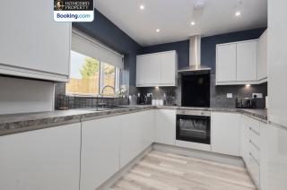 Spacious 4BDR House By Homebird Property Management Short Lets & Serviced Accommodation Leeds With Private Parking & Garden - 3