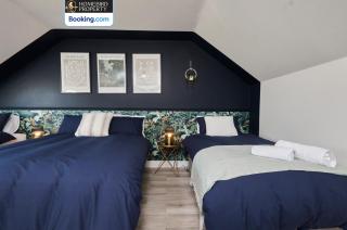 Spacious 4BDR House By Homebird Property Management Short Lets & Serviced Accommodation Leeds With Private Parking & Garden - 1