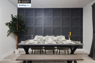 Spacious 4BDR House By Homebird Property Management Short Lets & Serviced Accommodation Leeds With Private Parking & Garden - 1