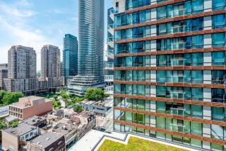 Bright 1BD & Den in Downtown Toronto - 9