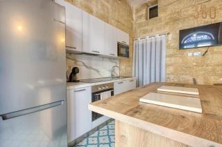 Stylish Townhouse with Balcony next to Waterfront by 360 Estates - 4