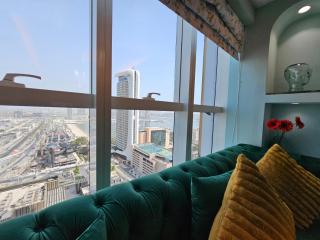 Homeeza Luxury 2BR Apartment Sea Views Dubai Marina - 2