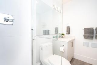 Cozy Mountain View Suite with Parking and Floor Heating for 4 - Burnaby - 9