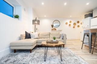 Cozy Mountain View Suite with Parking and Floor Heating for 4 - Burnaby - 8