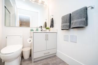 Cozy Mountain View Suite with Parking and Floor Heating for 4 - Burnaby - 7