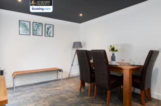 Cosy 4Bedroom House Near City Centre By Homebird Property Management Short Lets & Serviced Accommodation Leeds With Private Parking & Garden - 3
