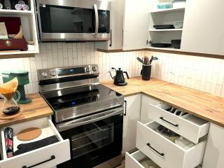 Cedar & Sage Suite - Cozy Retreat & Full Kitchen - 3