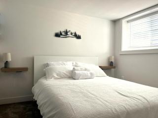 Cedar & Sage Suite - Cozy Retreat & Full Kitchen - 6
