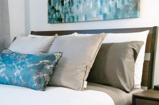 Brentwood 2BR Condo with City Views, Workspace and Parking for 6 - Burnaby - 5