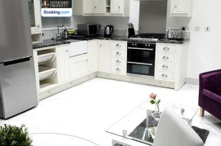 Spacious 3-Bedroom House Near Leeds City Centre By Homebird Property Management Short Lets & Serviced Accommodation Leeds With En-Suite Bathrooms & Free Parking - 4