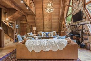 Forrest Lodge Large Private Luxury w Hot Tub - 1