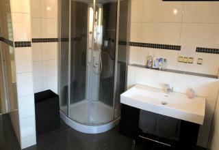 Royale Business Suite with 4 Bedrooms & Parkplatz & Balkon, All Beds in large Size 120cm Netflix Premium, zentral zu Audi und Schwarz Gruppe - 2