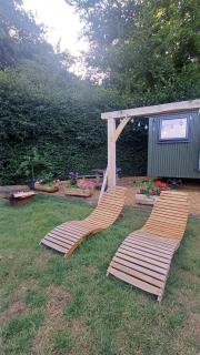 Shepherd's Huts -at- Chawton Park Bungalow - Alton - 3