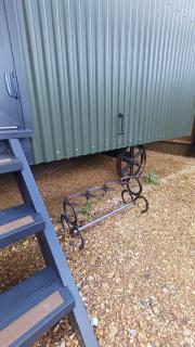 Shepherd's Huts -at- Chawton Park Bungalow - Alton - 5