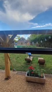 Shepherd's Huts -at- Chawton Park Bungalow - Alton - 7