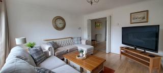 Generous 3 bed in the heart of the village - 0