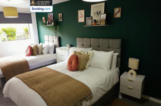 2 Large Bedroom House By Homebird Property Management Short Lets & Serviced Accommodation Leeds With Private Parking & Garden - Leeds - 2