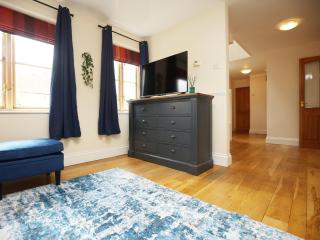 Spacious 5-Bed Home, Sleeps 9, Secure Parking, Fast Wifi - 2