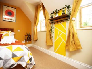 Generous 5-Bedroom Home, Guests 9, Ample Parking & Ideal for Contractors - 3