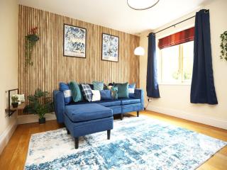 Elegant 5-Bedroom House, Sleeps 9, Secure Parking, Ideal for Work Stays - 9