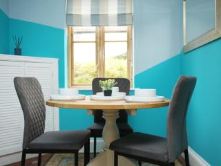 Elegant 5 Bed - Private Parking - Contractors Deal-Free WiFi - 2