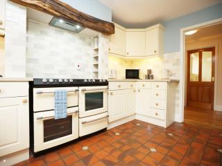 Spacious 5-Bed Home, Sleeps 9, Parking Included, Perfect for Contractors - 8