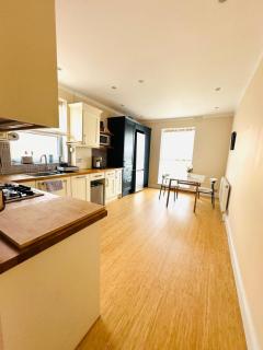 Large Double Room with Private Bathroom West Zone 3 Free Parking - London - 8