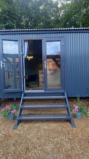 Shepherd's Huts -at- Chawton Park Bungalow - Alton - 4