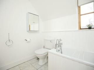 Spacious 5-Bed Home, Sleeps 9, Parking Included, Perfect for Contractors - 6