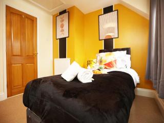 Elegant 5 Bed - Private Parking - Contractors Deal-Free WiFi - North Newton - 4