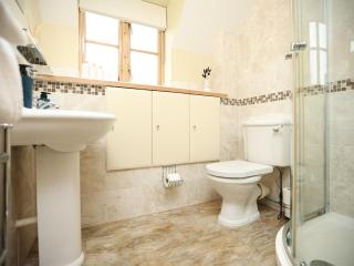 Elegant 5-Bedroom House, Sleeps 9, Secure Parking, Ideal for Work Stays - 6