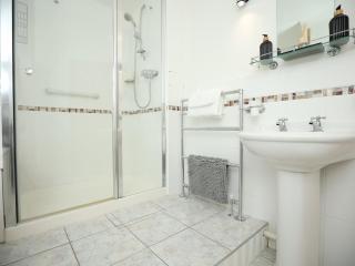 Spacious 5-Bed Home, Sleeps 9, Parking Included, Perfect for Contractors - 6