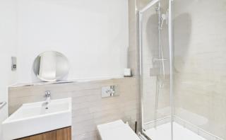 Modern 2-Bed, 2-Bath Apartment in Central Ashford - Ashford - 3