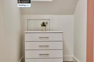 Modern 4Bedroom House By Homebird Property Management Short Lets & Serviced Accommodation Leeds With Private Parking & Garden - 4