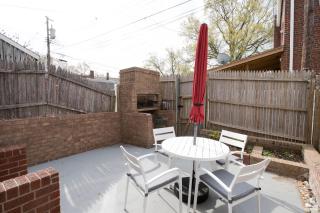 Sojourn Townhome in Old Town Alexandria with Relaxing Yard - Alexandria - 6