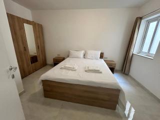 Cardin Court - 1