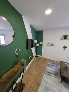 Comfy 1-Bed Flat for 3 in Gloucester City Centrem Secure Parking - 5