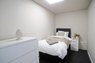 Modern Single-Floor Apartment - Sleeps 8 - 1